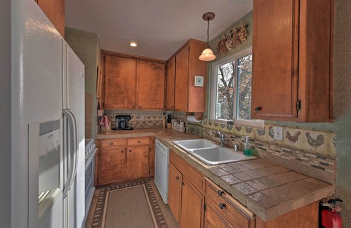 Lake Arrowhead Cabina | Mountainside Cabin w/ Deck - 16 Miles to Skiing!