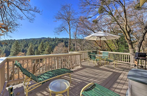 Lake Arrowhead Cabina | Mountainside Cabin w/ Deck - 16 Miles to Skiing!