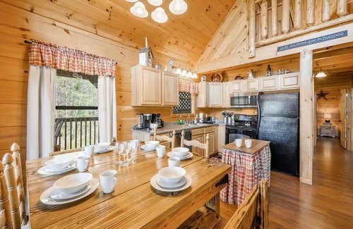 Caton Cabina | Mountainside Hideaway - Scenic Views & Game Room Fun