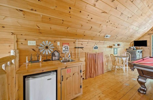 Caton Cabina | Mountainside Hideaway - Scenic Views & Game Room Fun