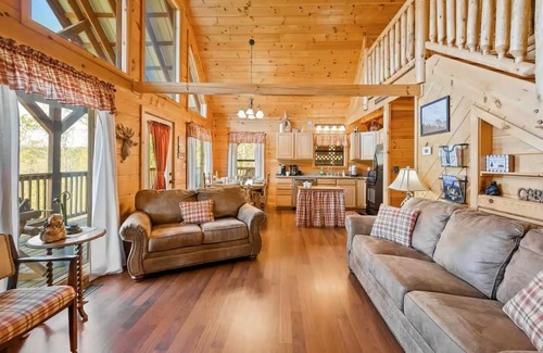 Caton Cabina | Mountainside Hideaway - Scenic Views & Game Room Fun