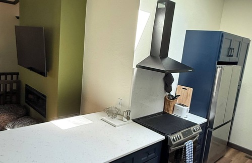 Bella Vista Casa | Mountainside Modern Cabin with Tree Vista View Deck - Sleeps 8