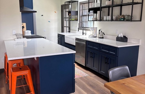 Bella Vista Casa | Mountainside Modern Cabin with Tree Vista View Deck - Sleeps 8