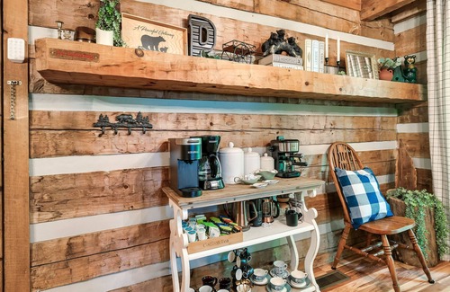 Pigeon Forge Cabina | Smoky Mountain Log Cabin King & Queen beds Coffee Bar Hot Tub Pool table
