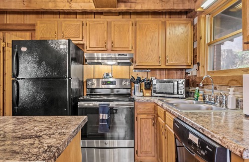 Pigeon Forge Cabina | Smoky Mountain Log Cabin King & Queen beds Coffee Bar Hot Tub Pool table