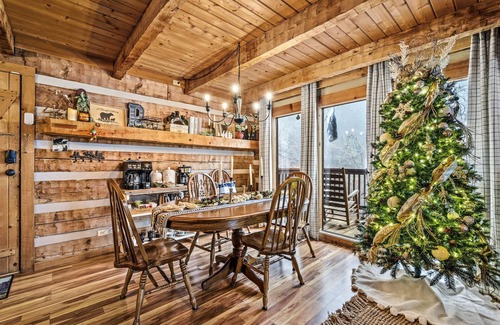 Pigeon Forge Cabina | Smoky Mountain Log Cabin King & Queen beds Coffee Bar Hot Tub Pool table