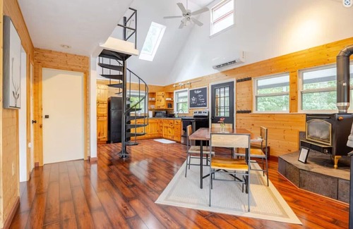 Kirby Cabina | Mountaintop 2-bedroom cabin with outdoor soaking tub, Starlink, firepit, hammock