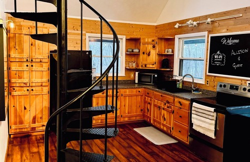 Kirby Cabina | Mountaintop 2-bedroom cabin with outdoor soaking tub, Starlink, firepit, hammock