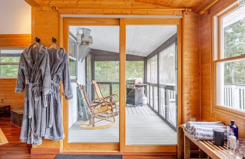 Kirby Cabina | Mountaintop 2-bedroom cabin with outdoor soaking tub, Starlink, firepit, hammock