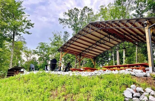 Lupton City Cabina | Mountaintop Retreat - central hiking & activities