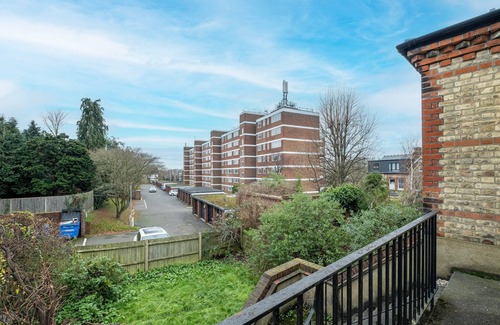 Finchley Church End Apartamento | Mountfield Rd 2A - 3 Bedroom and 1 Bathroom Apartment in Mountfield with Parking