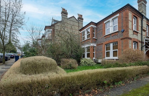 Finchley Church End Apartamento | Mountfield Rd 2A - 3 Bedroom and 1 Bathroom Apartment in Mountfield with Parking