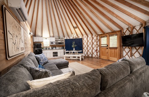 Bandera Cabina | Mourning Dove Yurt! Hot Tub! Medina River Access ! Close to Town!