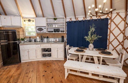 Bandera Cabina | Mourning Dove Yurt! Hot Tub! Medina River Access ! Close to Town!