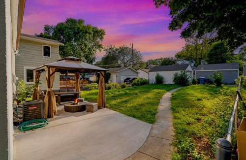 Nokomis Apartamento | Movie Game Room & Fire Pit Luxury Spacious Home