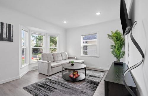 Nokomis Apartamento | Movie Game Room & Fire Pit Luxury Spacious Home
