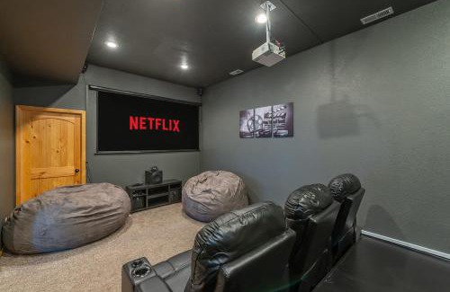Wolf Laurel Casa | Movie Theater ~ Golf ~ Game Room ~ Hot Tub ~ Views