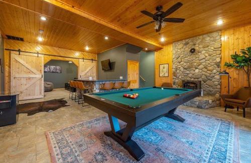 Wolf Laurel Casa | Movie Theater ~ Golf ~ Game Room ~ Hot Tub ~ Views