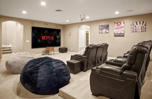 Rovey Farm Estates Casa | Movie Theater Pool Arcade Fire Pit