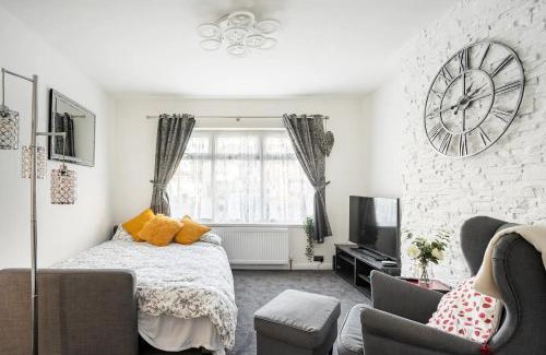 Redbridge Apartamento | MOYDOM Cosy Apt sleeps 4 with self breakfast & carpark