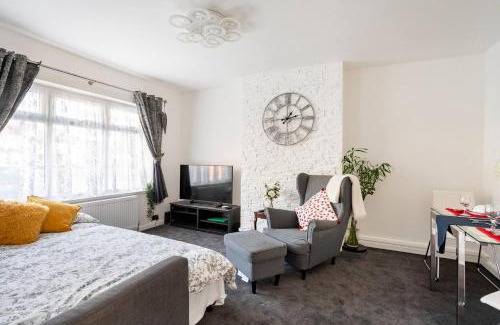 Redbridge Apartamento | MOYDOM Cosy Apt sleeps 4 with self breakfast & carpark