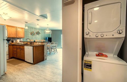 Port Aransas Condominio | Condominio de un dormitorio frente a la playa con jacuzzi interior Jacuzzi A pocos pasos de la playa y las piscinas.