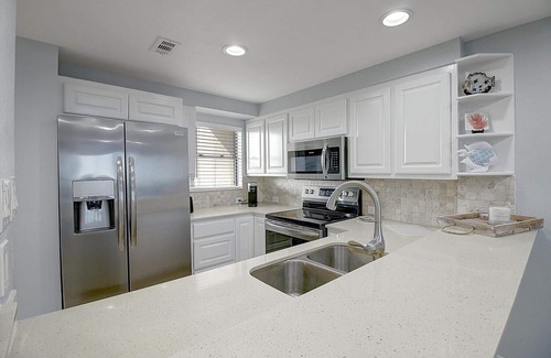 Port Aransas Condominio | MP304 | 2BD Beachfront Paradise | Resort Pools