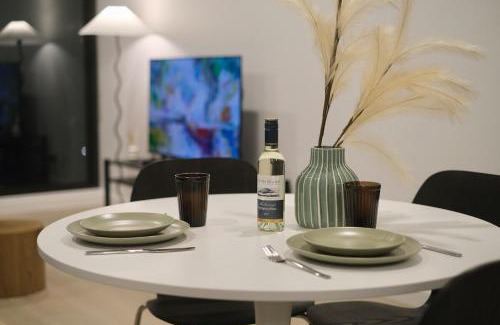 Macquarie Park Apartamento | MQ Lux 2BR Apartment with study, pool, free parking, Metro