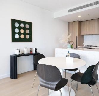 Macquarie Park Apartamento | MQ Lux 2BR Apartment with study, pool, free parking, Metro
