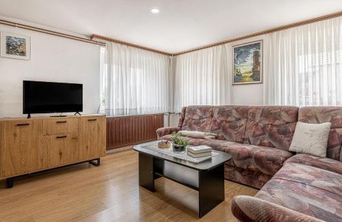 Nova Vas Casa | Mržek House with Sauna - Happy Rentals