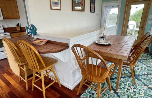 Ocracoke Casa | Sra. Joy Bell: Se admiten mascotas, cubiertas, porches seleccionados, vista al agua distante