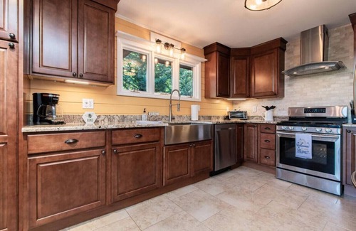 Deep Gap Cabina | MsBeeHavin'*Views*Hiking*Pets OK*3Bd/3BA
