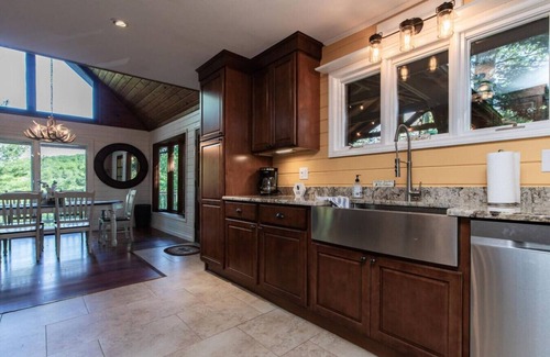 Deep Gap Cabina | MsBeeHavin'*Views*Hiking*Pets OK*3Bd/3BA