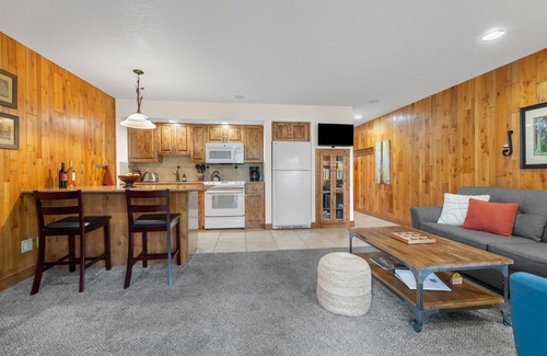 Century West Condominio | Mt Bachelor Village Resort w pool and hot tub, remodeled