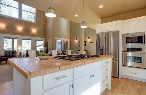 RiverWild Casa | Mt Bachelor Vlg Resort Home. Swimming, Fireplace, River Trails, Garage. Near Golf and Biking Trails.