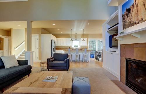 RiverWild Casa | Mt Bachelor Vlg Resort Home. Swimming, Fireplace, River Trails, Garage. Near Golf and Biking Trails.