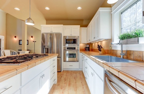 RiverWild Casa | Mt Bachelor Vlg Resort Home. Swimming, Fireplace, River Trails, Garage. Near Golf and Biking Trails.