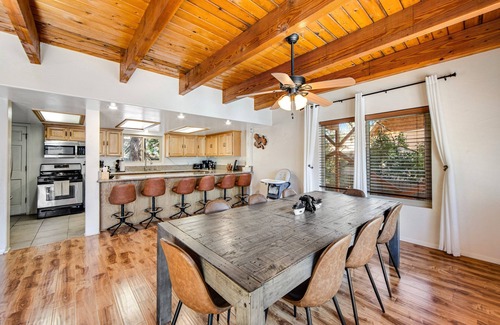 Big Bear City Chalet De Esquí | Mt Doble Dream Home ~ Spacious home with fenced yard, hot tub, firepit, grill, game room