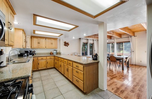 Big Bear City Chalet De Esquí | Mt Doble Dream Home ~ Spacious home with fenced yard, hot tub, firepit, grill, game room