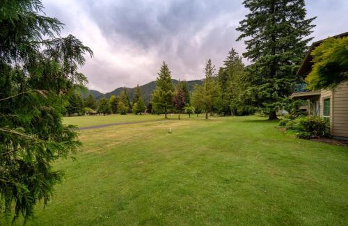 Welches Casa | Mt Hood Village Condo - Cozy Retreat with Fireplace
