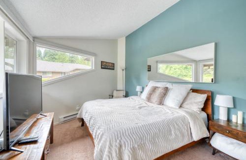 Welches Casa | Mt Hood Village Condo - Cozy Retreat with Fireplace