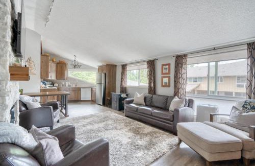 Welches Casa | Mt Hood Village Condo - Cozy Retreat with Fireplace