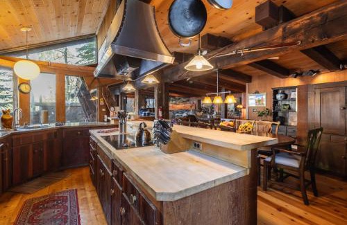 Olympic Valley Casa | Mt. Jola by AvantStay A 5-minute walk away to Palisades and lifts.