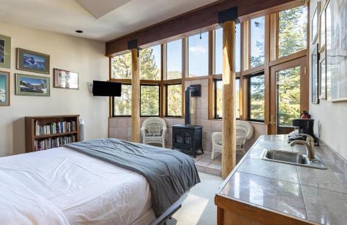 Olympic Valley Casa | Mt. Jola by AvantStay A 5-minute walk away to Palisades and lifts.
