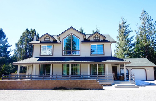 Mount Shasta Casa | Mt Shasta✨Jacuzzi✨Mt Views✨4 acres✨Brand New Interior Decor✨