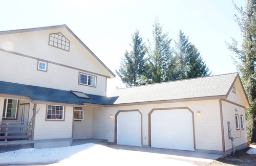 Mount Shasta Casa | Mt Shasta✨Jacuzzi✨Mt Views✨4 acres✨Brand New Interior Decor✨
