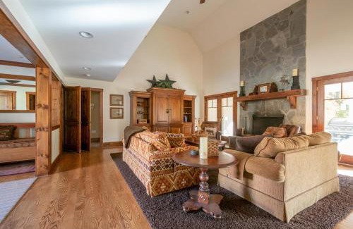West Dover Casa | Mt Snow Convenience! Steps from the lifts! Hot Tub