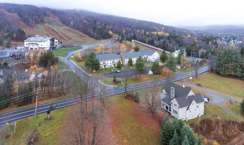 West Dover Casa | Mt Snow Convenience! Steps from the lifts! Hot Tub