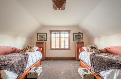 West Dover Casa | Mt Snow Convenience! Steps from the lifts! Hot Tub