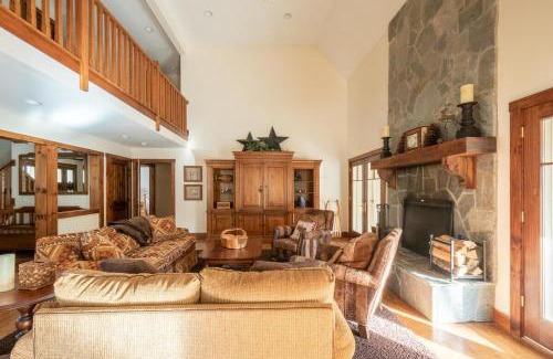 West Dover Casa | Mt Snow Convenience! Steps from the lifts! Hot Tub